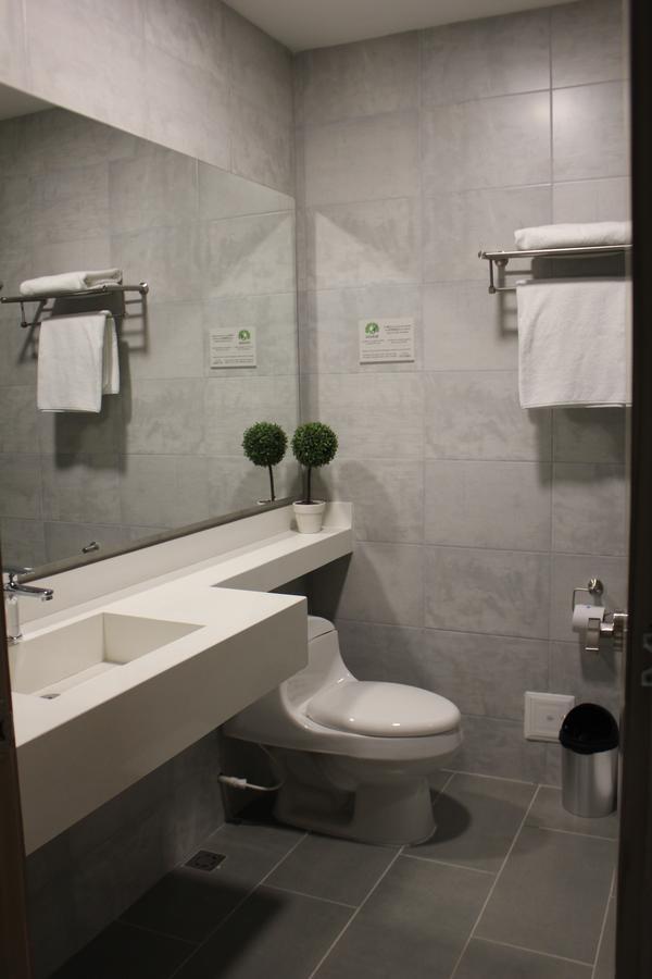 Hotel Sexta Avenida Inn มอนเตริอา ภายนอก รูปภาพ